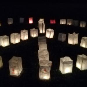 Vredeswake Leuven - Lichtjes in de vorm van een vredesteken