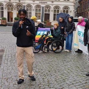 Leuvense Vredesbeweging geeft met Adamu TV vrede een stem op de Grote Markt