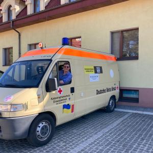 ambulance op weg naar het plein van overdracht