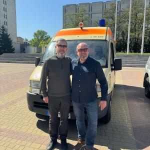 Rudy geeft de ambulance sleutel aan Anatoly die de wagen naar Charkiv brengt