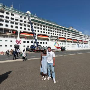 Naomi Zoka, experte veiligeheid & ontwapening van Pax Christi, naast de Peace Boat