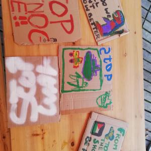 Protestborden schilderen voor Die In