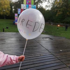 Ballon met "Vrede" op