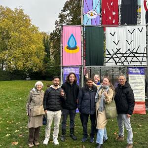 De Dutch Speaking Club komt haar vlag bewonderen