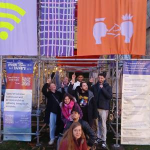 De jongerenwerking van Recht-op kwamen hun vlag bewonderen