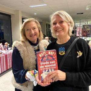 Svitlana en Annemarie boek Vrede aan de Wereld Herdenkingsdag