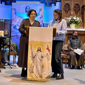 Bénédicte en Geneviève tijdens het vredesgebed